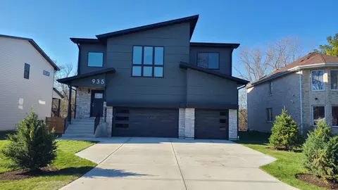 935 E Red Oak St, Addison, IL 60101