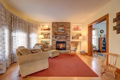 Living - 1702 E 5th St, Sterling, IL 61081 photo 3 of 4