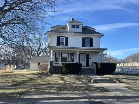 1702 E 5th St, Sterling, IL 61081