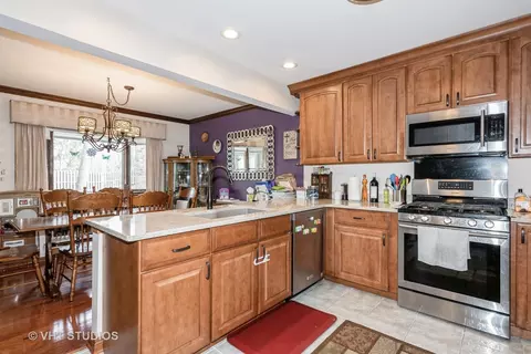 1633 Pebble Beach Dr, Hoffman Estates, IL 60169 photo 9