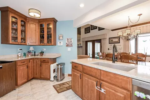 1633 Pebble Beach Dr, Hoffman Estates, IL 60169 photo 11