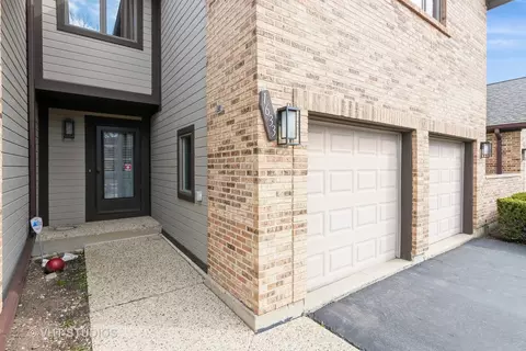1633 Pebble Beach Dr, Hoffman Estates, IL 60169 photo 2