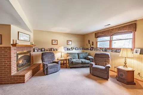 Living - 624 Alice Pl, Elgin, IL 60123 photo 3 of 4