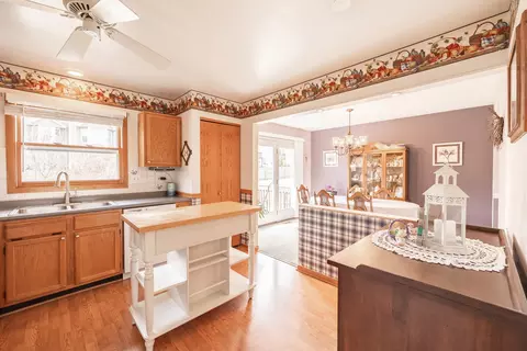 Kitchen - 624 Alice Pl, Elgin, IL 60123 photo 3 of 4