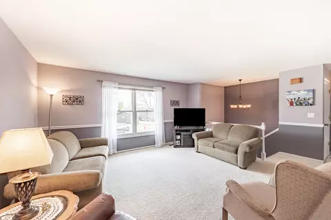 Living - 624 Alice Pl, Elgin, IL 60123 photo 2 of 4