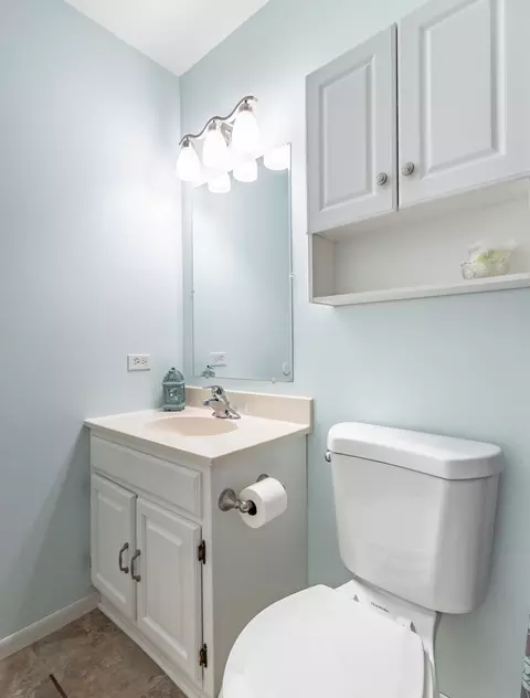Bath - 624 Alice Pl, Elgin, IL 60123 photo 1 of 2