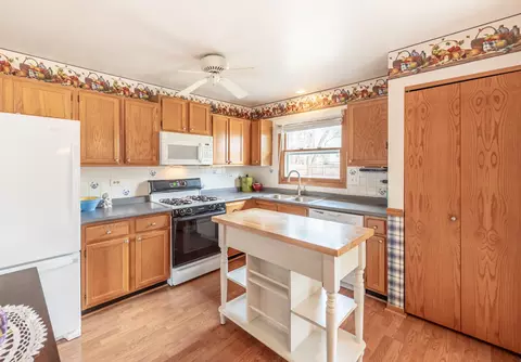 Kitchen - 624 Alice Pl, Elgin, IL 60123 photo 2 of 4