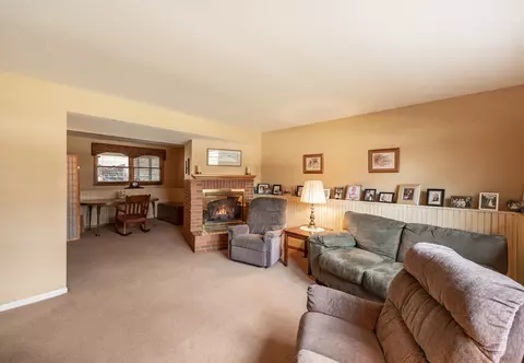 Living - 624 Alice Pl, Elgin, IL 60123 photo 4 of 4