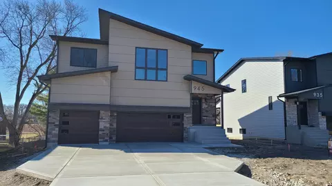 945 E Red Oak St, Addison, IL 60101