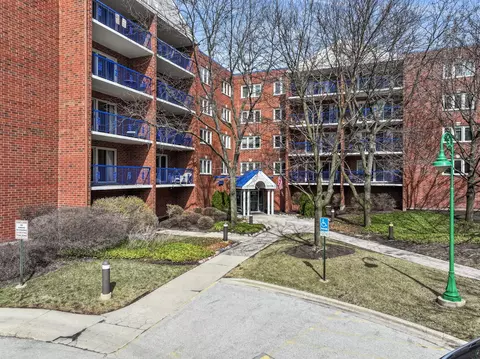 6755 N Milwaukee Ave #302, Niles, IL 60714