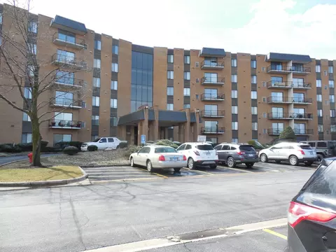 900 W Sunset Dr #504, Glenwood, IL 60425