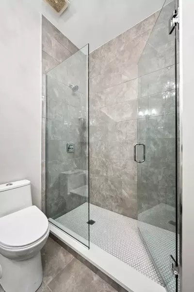 Bath - 1540 E 65th Pl #3, Chicago, IL 60637 photo 2 of 3