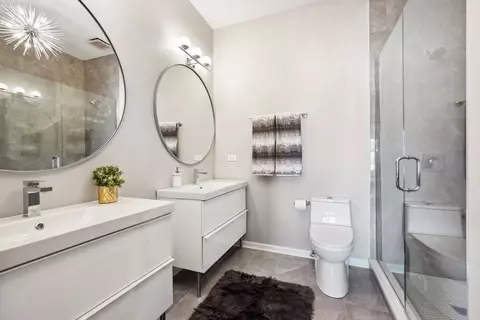 Bath - 1540 E 65th Pl #3, Chicago, IL 60637 photo 1 of 3