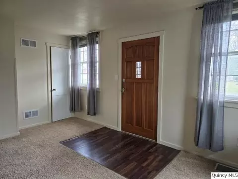 35 N 2nd St, Carthage, IL 62321 photo 2