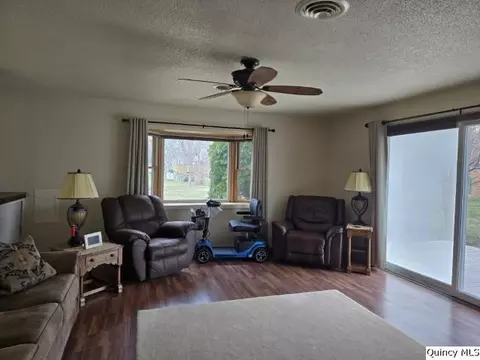 35 N 2nd St, Carthage, IL 62321 photo 9