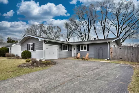 635 Sussex Ln, Crystal Lake, IL 60014