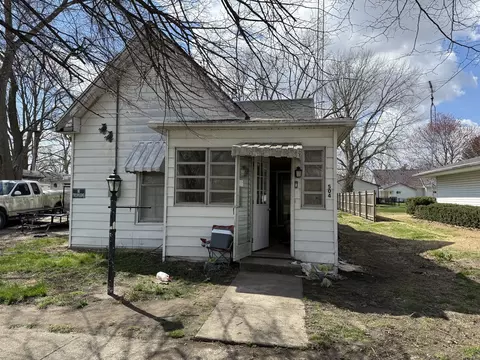 504 S Broadway St, Newman, IL 61942