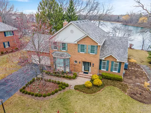 28885 N Forest Lake Ln, Libertyville, IL 60048