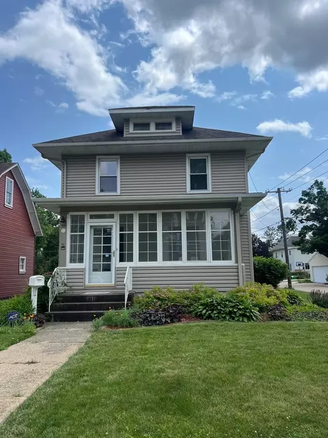 211 W 13th St, Sterling, IL 61081