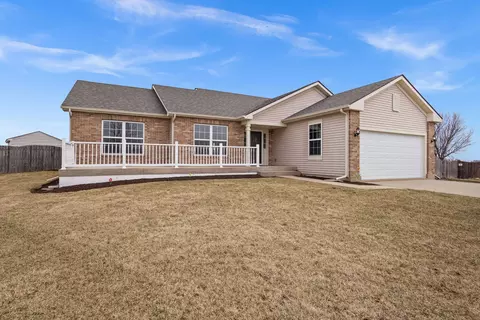 724 Prairie Pond Cir, Malta, IL 60150