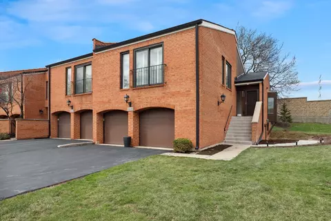 19 W206 Prince George Ln #111, Oak Brook, IL 60523