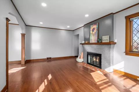 Living - 665 Addison St, Elgin, IL 60120 photo 1 of 3