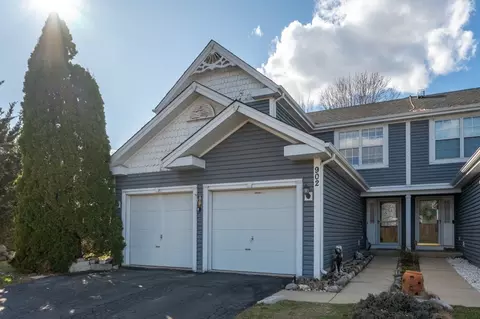 902 Oak Ridge Dr, Streamwood, IL 60107