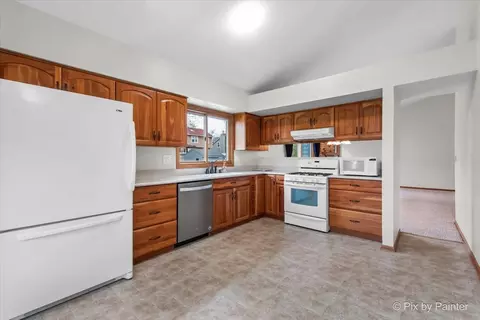 Kitchen - 1982 Banks Dr, Elgin, IL 60123 photo 1 of 2