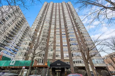 525 W Hawthorne Pl #1806, Chicago, IL 60657