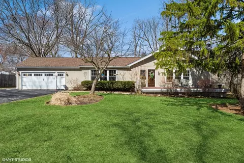 674 W Hillcrest Rd, Palatine, IL 60074