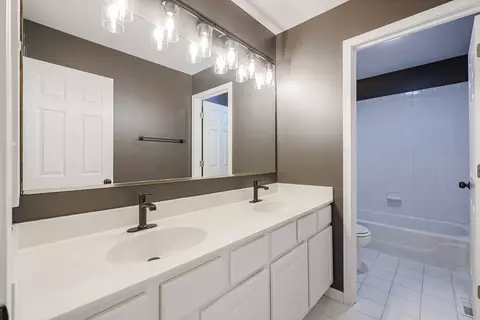 Bath - 1820 Cooper Ln, Algonquin, IL 60102 photo 5 of 6