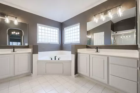 Bath - 1820 Cooper Ln, Algonquin, IL 60102 photo 3 of 6