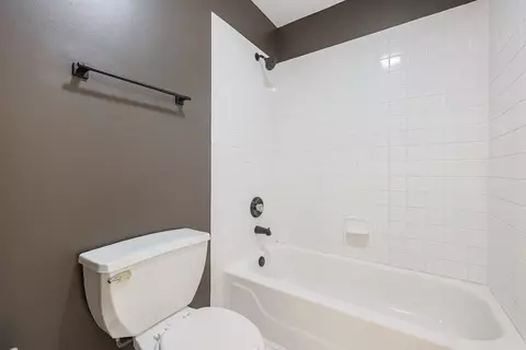Bath - 1820 Cooper Ln, Algonquin, IL 60102 photo 6 of 6