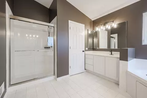Bath - 1820 Cooper Ln, Algonquin, IL 60102 photo 2 of 6
