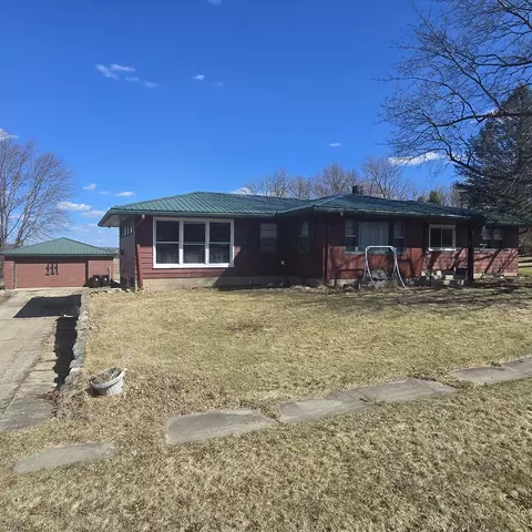 607 S Garfield St, Leaf River, IL 61047 photo 2