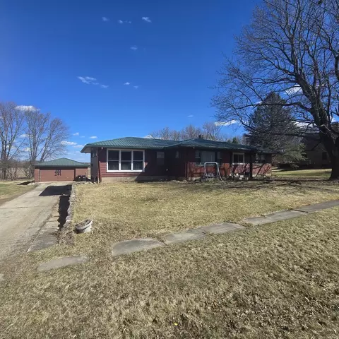 607 S Garfield St, Leaf River, IL 61047