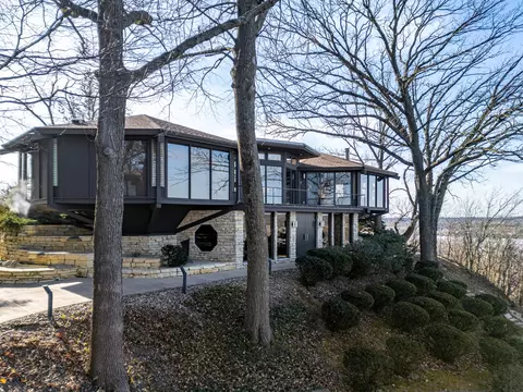 1 The Pt, Fulton, IL 61252
