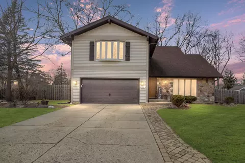 638 Tamarisk Ln, Crystal Lake, IL 60014