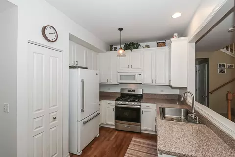 Kitchen - 9 Pine Grove Ct, Algonquin, IL 60102 photo 2 of 3
