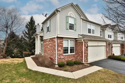 9 Pine Grove Ct, Algonquin, IL 60102