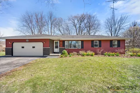 1974 River Dr, Sycamore, IL 60178