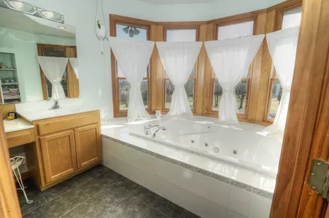 Bath - 2710 Rolling Oak Rd, Spring Grove, IL 60081 photo 2 of 5