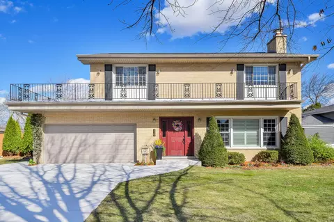 139 Grove Ave, Glen Ellyn, IL 60137