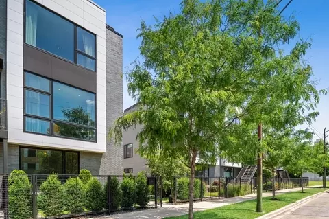 448 W Oak St, Chicago, IL 60610