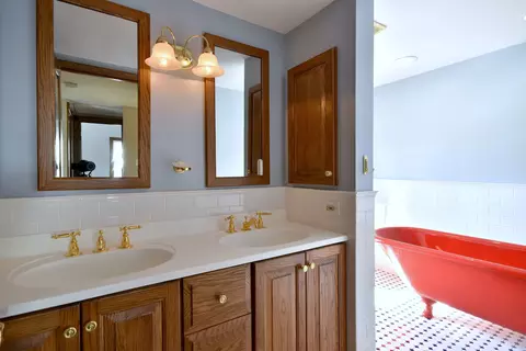 Bath - 310 N Elm St, Itasca, IL 60143 photo 2 of 7