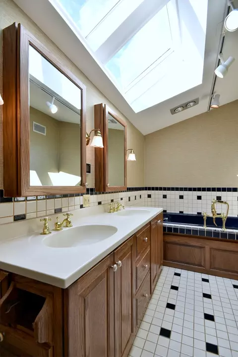 Bath - 310 N Elm St, Itasca, IL 60143 photo 5 of 7