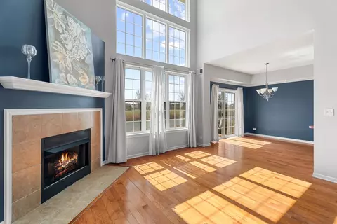 Living - 2366 Georgetown Cir, Aurora, IL 60503 photo 2 of 4