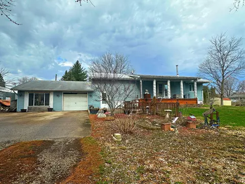 612 S Main St, Long Point, IL 61333