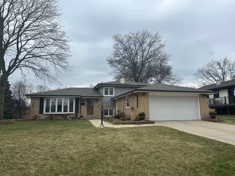 18 W277 Holly Ave, Darien, IL 60561