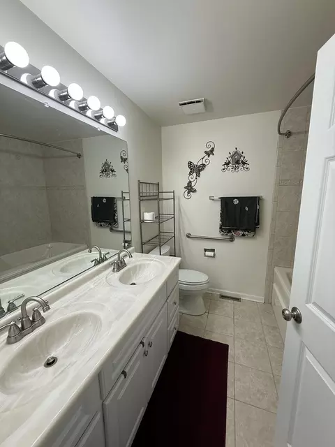 Bath - 249 Millers Xing, Itasca, IL 60143 photo 2 of 2